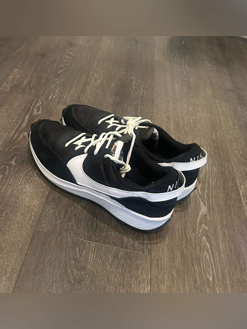 Nike Men's waffleDebut  Black and White Casual Trainer Sneakers